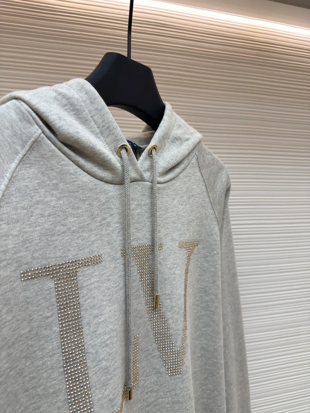 LOUIS VUITTON hooded sweatshirt with diamond letters ●Original version: Purchased and developed for 12999 ●Item number: 1680721-A75 ●Fabric: Pure cotton fish scale base fabric ●Technology: Decorated with rhinestone brand elements ●Version: Fitted version ●Weight: about 660 grams ●Size: S-M-L-XL ●Description: The fabric is made of 16S double yarn + 10S fish scale bottom brushed fabric, 380g, with 26S double yarn rib fabric 470g. The terry terry sweatshirt is composed of a veil, binding yarn and base yarn. Taking into account both breathability and comfort, the overall design is light, comfortable and has a good silhouette. It is characterized by soft feel, solid texture, and excellent extensibility, elasticity, wrinkle resistance, and hygroscopicity. Enlarge the classic letter rhinestone as a decorative element to enhance the sense of luxury and recognition. The surface is densely inlaid with rhinestones, forming a bright halo; the three-dimensional convex inlay effect enhances the visual impact. Rhinestone is a man-made gemstone that enhances the sophistication of designs with its sparkling luster. Laineite is a synthetic gemstone with high transparency and luster, creating a sparkling and three-dimensional print effect. The number and position of the particles on the plate are exactly the same, so that the graphics remain consistent with the original renderings. Precisely positioned laser engraving ensures a symmetrical arrangement of rhinestones; high temperature embeds the rhinestones on the surface of the fabric to increase firmness. The overall wiring is straight and delicate, the fabric is comfortable and soft, and the color is consistent without color difference. It can be matched with the same style to create a fashionable look and control various occasions. Customized accessories, complete with three standards, same style for men and women!